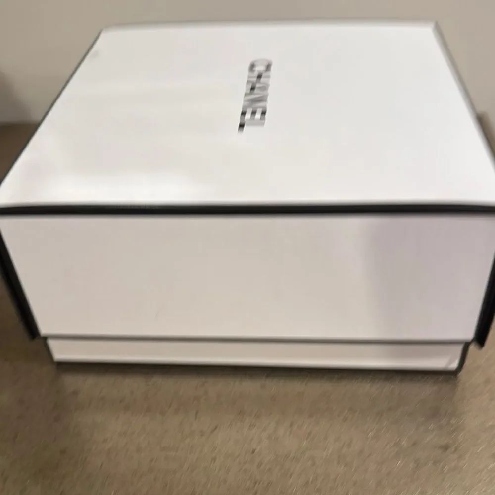 Chanel Gift Box with Cards - Picture 12 of 16